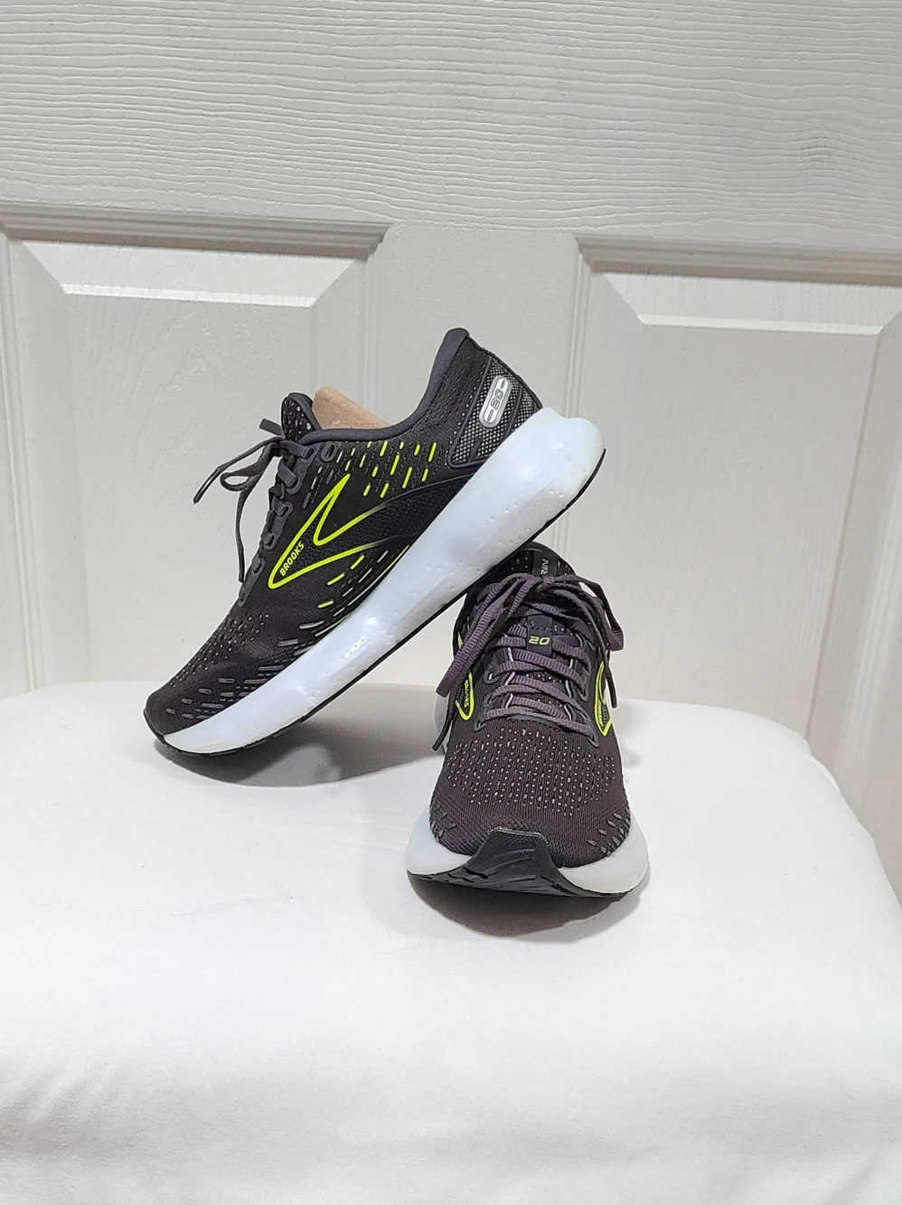 Brooks Glycerin 20 Women's Black Running Shoes with Neon Yellow Accent Size 7